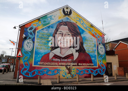 Irlanda, Nord, Belfast, West, Falls Road, Murale di Bobby Sands sul lato del Gable del quartier generale del Sinn Fein. Foto Stock