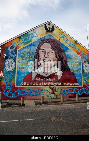 In Irlanda del Nord, Belfast, West, Falls Road, murale di Bobby Sands sul frontone del Sinn Fein sede Foto Stock