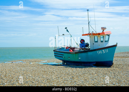 Spiaggia di Aldeburgh con barca da pesca Suffolk, Inghilterra. Foto Stock