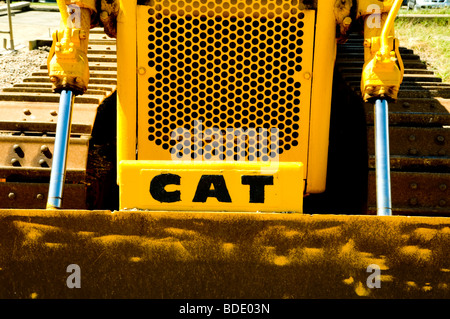 CAT - tipo Caterpillar bulldozer sulla spiaggia di ciottoli a Aldeburgh (Inghilterra, Regno Unito) utilizzati per aiutare a trascinare le piccole imbarcazioni da pesca a terra. Foto Stock