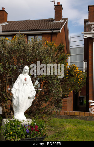 In Irlanda del Nord, Belfast, West, Falls Road,linea di pace barriera con la statua di Maria Nostra Signora Foto Stock