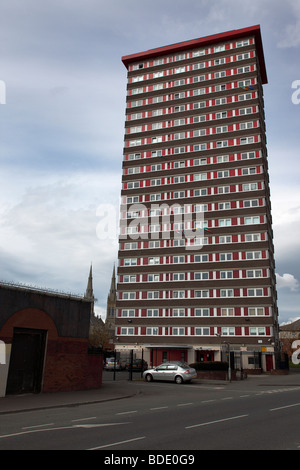 In Irlanda del Nord, Belfast, West, Falls Road, Divis a torre di appartamenti che aveva un esercito britannico guardano fuori posizione sulla parte superiore Foto Stock