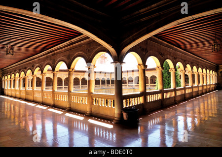 Spagna, San Giacomo modo: chiostro del vecchio monastero e reale Hotel Parador de San Marcos in Leon Foto Stock