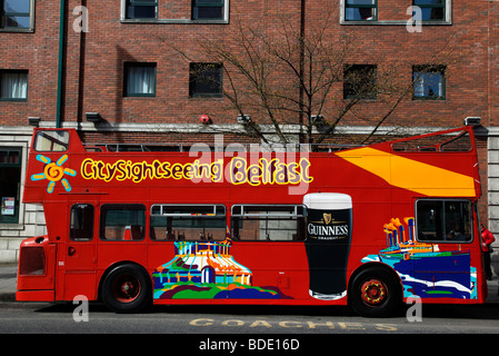 In Irlanda del Nord, Belfast, College Avenue, Red open top double deck tour bus esterno Jurys Hotel. Foto Stock