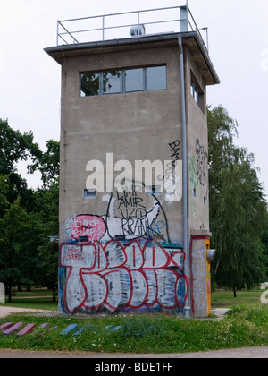 Un originale rimanente torre di guardia dal muro di Berlino Kreuzberg di Berlino Foto Stock