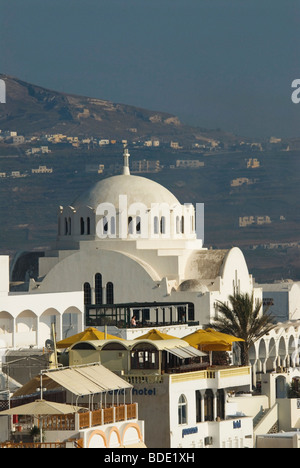 Vista panoramica di villaggi tradizionali, architettura bianco su alte scogliere a Santorini, Grecia nel Mediterraneo nelle isole greche. Foto Stock