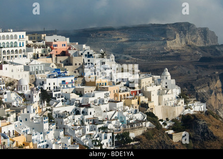 Vista panoramica di villaggi tradizionali, architettura bianco su alte scogliere a Santorini, Grecia nel Mediterraneo nelle isole greche. Foto Stock