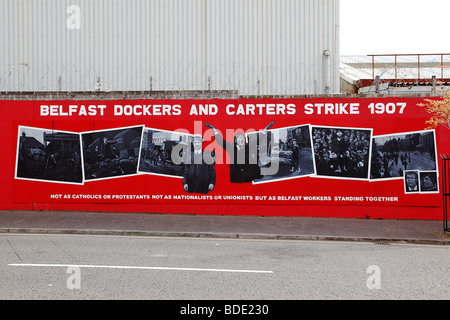 In Irlanda del Nord, Belfast, Falls Road, murale commemorativo del 1907 Dockers e carradori sciopero Foto Stock