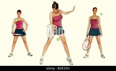 Giovane donna giocando a tennis e colpire la palla Foto Stock