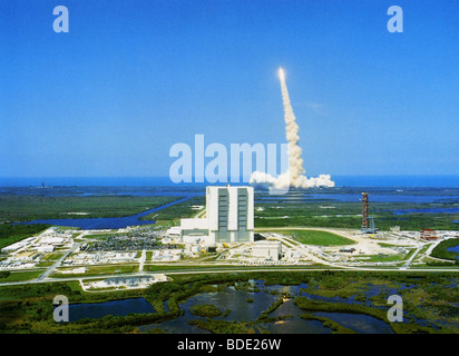 Space Shuttle sollevare dal Kennedy Space Center. Foto Stock