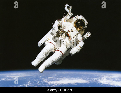 Astronauta floating in orbita sopra la terra. Foto Stock