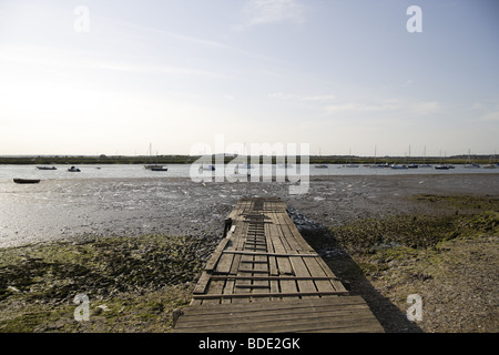 Jetty,blackwater mersea island vista prospettica.barca luce di lancio craft Foto Stock