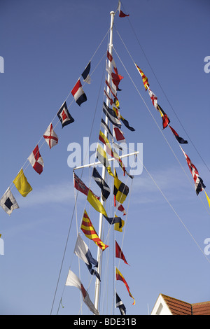 Regata pennone blue sky pennant, banner symbolbanderole bannerol burgee colori emblema ensign gonfalone, jack standard pennon Foto Stock