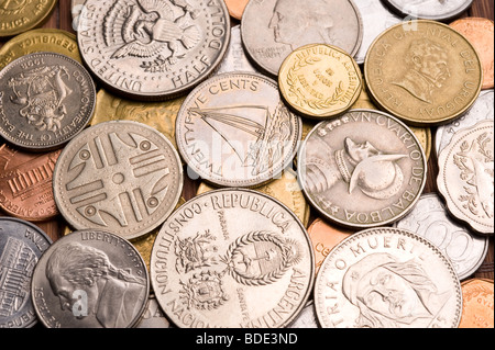 Sullo sfondo di un assortimento di monete provenienti da diversi paesi, vicino. Foto Stock