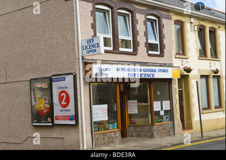 Angolo locale negozio di vendita a buon mercato booze in Church Street, Ebbw Vale, Blaenau Gwent, South Wales, Regno Unito Foto Stock