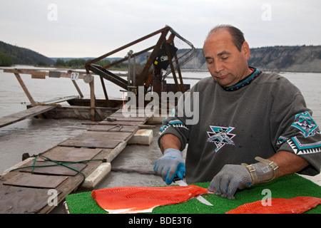 Uomo di filetti di salmone rosso catturato sulla ruota di pesce in Alaska del fiume di rame Foto Stock
