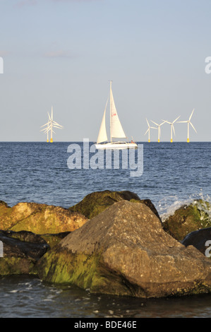 Norfolk offshore wind farm e la barca a vela, UK. Foto Stock