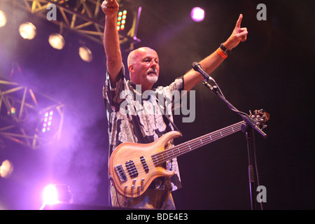 Dave Pegg di Fairport Convention saluta la folla al Festival di Cropredy 15 Agosto 2009 Foto Stock