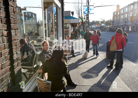 Patroni i clienti all'aperto nella parte anteriore del coffee shop, Vancouver, BC, British Columbia, Canada Foto Stock