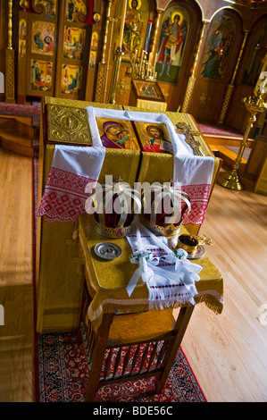 Crown cappelli e squilli prima dell'inizio di una chiesa russo-ortodossa wedding Foto Stock