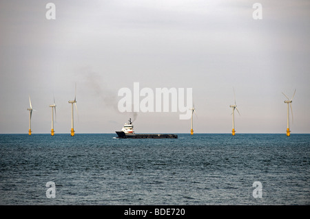 Nave a vela il passato Scroby Sands wind farm, a due miglia al largo della costa di Great Yarmouth, Norfolk, Regno Unito. Foto Stock