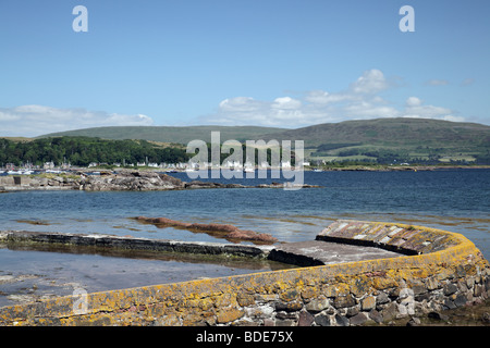 Guardando attraverso West Bay verso il lato est di Millport sull'Isola di Great Cumbrae nel Firth di Clyde, Nord Ayrshire, Scozia, Regno Unito Foto Stock