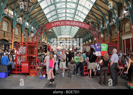 La folla dello shopping di artigianato e antiquariato mercato Apple all'interno di covent garden LONDON REGNO UNITO Foto Stock