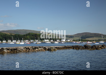 Kames Bay Millport, guardando oltre il lato est dell'Isola di Great Cumbrae nel Firth di Clyde, Scozia, Regno Unito Foto Stock