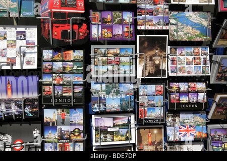 Cartoline di Londra sul display al di fuori di un negozio di souvenir LONDON REGNO UNITO Foto Stock