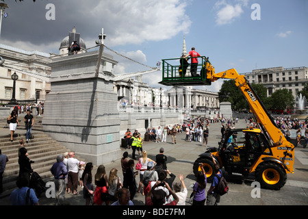 Swopping oltre la gente sulla quarta parte dello zoccolo di Antony Gormley uno & altri Trafalgar square LONDON REGNO UNITO Foto Stock