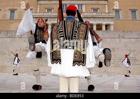 Modificare le protezioni davanti alla tomba del Milite Ignoto da parte del parlamento greco in Piazza Syntagma. Foto Stock