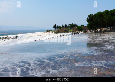 La gente è a piedi in calcare bianco in travertino (Pamukkale Hierapolis), Denizli, Turchia, Agosto 2009 Foto Stock