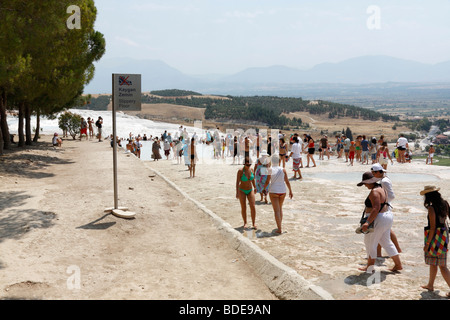 La gente sta camminando sul calcare travertini di Pamukkale (Hierapolis), Denizli, Turchia, Agosto 2009 Foto Stock