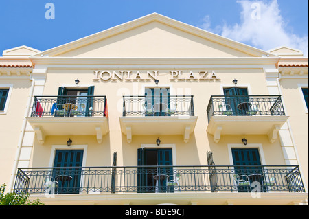 Esterno di Ionian Plaza hotel a Argostoli sul Mediterraneo greca isola di Cefalonia in Grecia GR Foto Stock