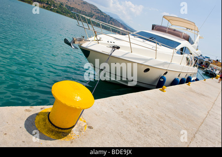 Luxury crusier ormeggio in banchina a Argostoli sul Mediterraneo greca isola di Cefalonia in Grecia GR Foto Stock