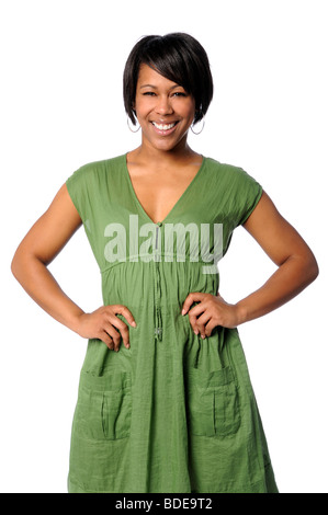 Ritratto di giovane africano donna americana con le mani sui fianchi sorridente Foto Stock