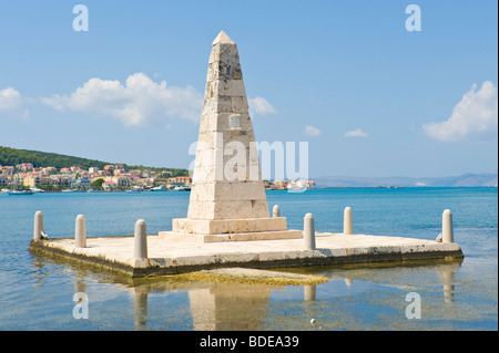 Monumento per l'amministrazione britannica nella baia di Argostoli sul Mediterraneo greca isola di Cefalonia in Grecia GR Foto Stock