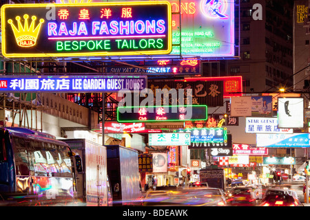 Insegne al neon in Tsim Sha Tsui, Kowloon, Hong Kong, Cina. Foto Stock