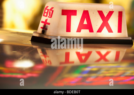 Insegne al neon e luce taxi Tsim Sha Tsui di Kowloon Hong Kong Cina Foto Stock