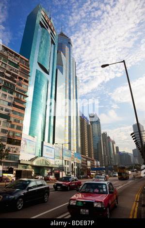 Il traffico nella parte anteriore di edifici alti in Causeway Bay, Hong Kong, Cina. Foto Stock