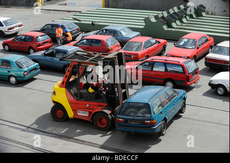 Germania Amburgo , il caricamento di auto usate per esportazione in africa Cotonou Benin a bordo di una nave nel porto di Amburgo, vecchia Volkswagen VW Passat portato dal carrello Foto Stock