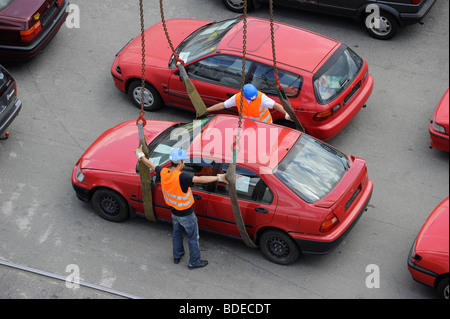 Germania Amburgo , il caricamento di auto usate per esportazione in africa Cotonou Benin a bordo di una nave nel porto di Amburgo Foto Stock