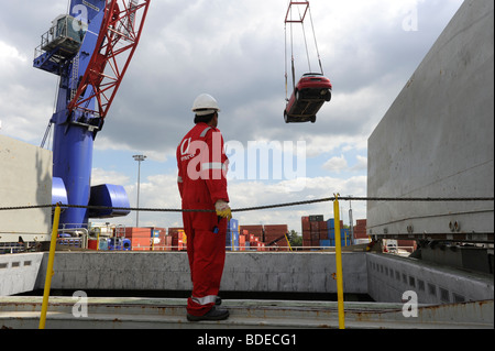 Germania Amburgo , il caricamento di auto usate per esportazione in africa Cotonou Benin a bordo di una nave nel porto di Amburgo Foto Stock