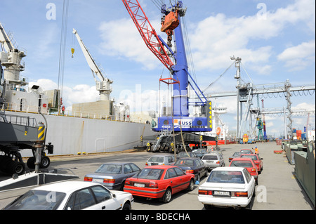 Germania Amburgo , il caricamento di auto usate per esportazione in africa Cotonou Benin a bordo di una nave nel porto di Amburgo Foto Stock