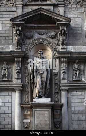 Statua di Sant'Ambrogio, patrono della città di Milano, Italia Foto Stock