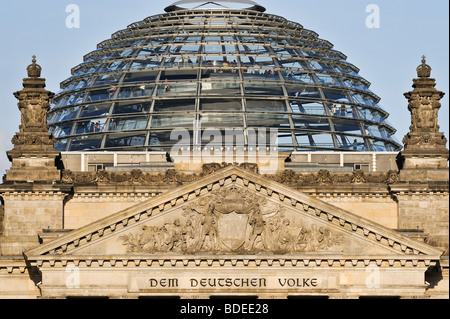 Il palazzo del Reichstag a Berlino (Parlamento tedesco), vista frontale fino alla nuova cupola con morbida luce della sera. Foto Stock