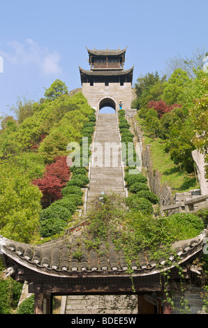 Le fasi che portano alla torre di avvistamento sud della Grande Muraglia Cinese Huangsiqiao nella provincia del Hunan Cina Foto Stock