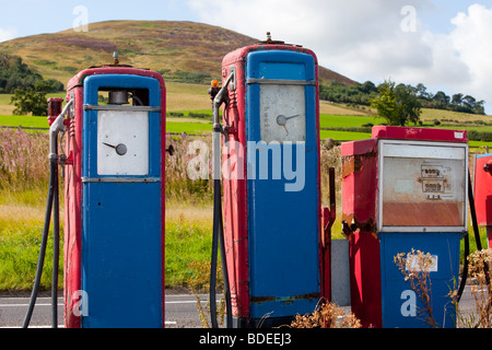 Tre vecchie pompe di benzina sul lato della strada. Foto Stock
