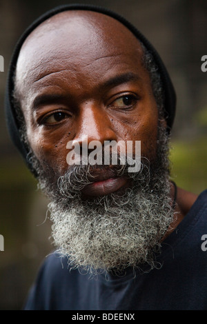 Micheal Ray, West Indian folk cantante e musicista di eseguire in street concerti al Edinburgh Fringe Festival, Scotland, Regno Unito Foto Stock