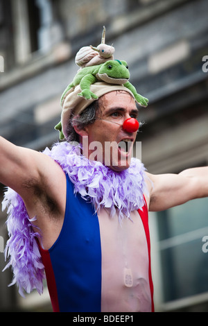 Animatore di strada a Edinburgh Fringe Festival Royal Mile di Edimburgo, Scozia, Regno Unito, Gran Bretagna Foto Stock